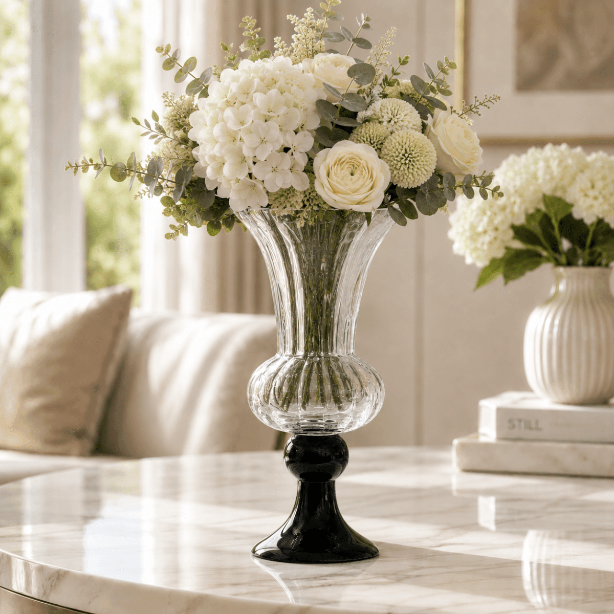 🎁 Caara Clear Vase With Black Base - Daamaira Home and Living Ltd